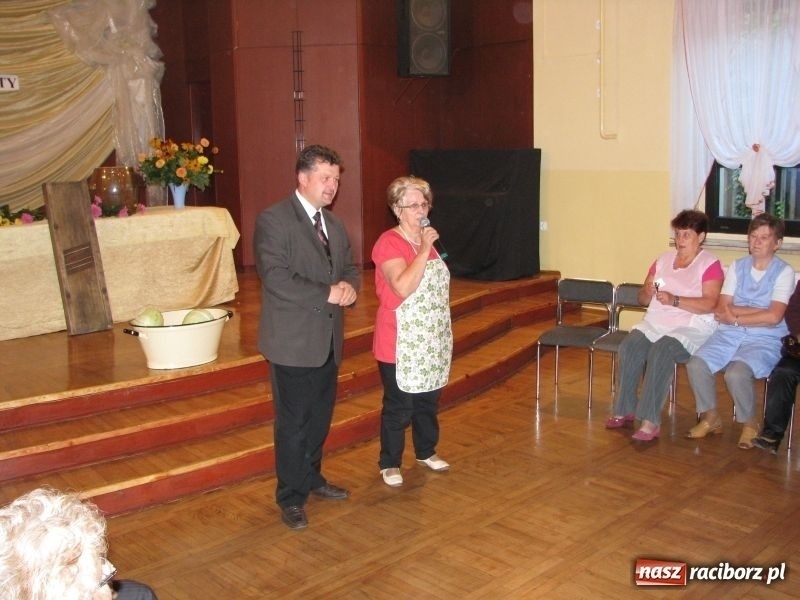 Zdjęcie w galerii na portalu naszraciborz.pl: Kiszenie kapusty w Tworkowie wiadomości z regionu