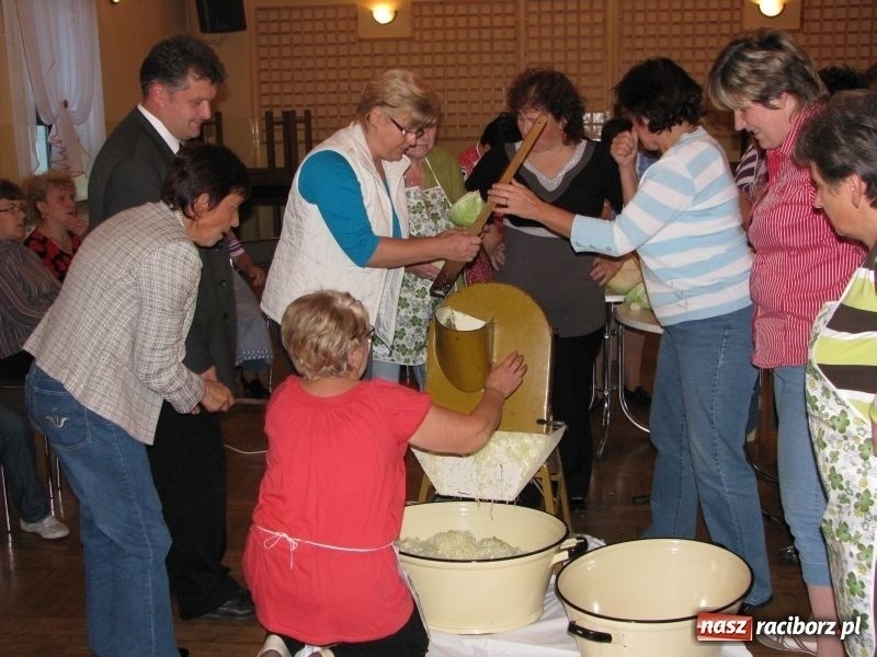 Zdjęcie w galerii na portalu naszraciborz.pl: Kiszenie kapusty w Tworkowie wiadomości z regionu