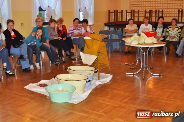 Zdjęcie w galerii na portalu naszraciborz.pl: Kiszenie kapusty w Tworkowie wiadomości z regionu