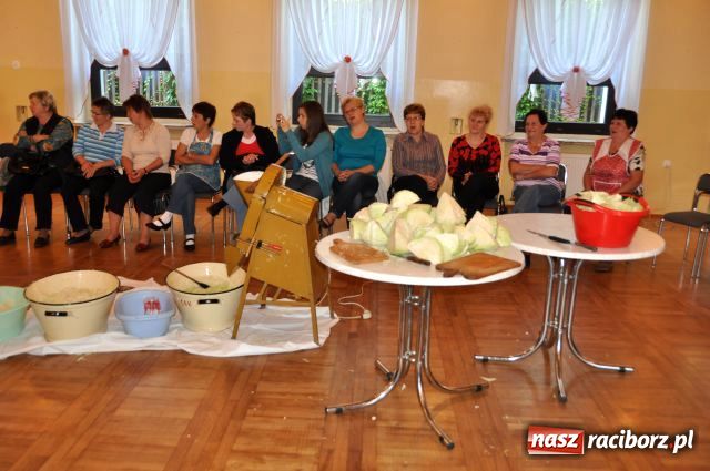 Zdjęcie w galerii na portalu naszraciborz.pl: Kiszenie kapusty w Tworkowie wiadomości z regionu