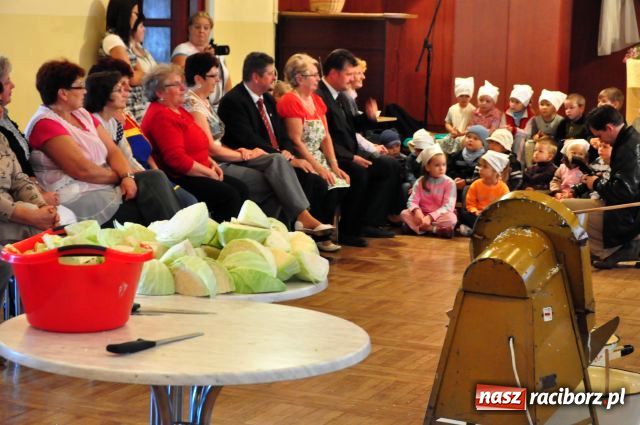 Zdjęcie w galerii na portalu naszraciborz.pl: Kiszenie kapusty w Tworkowie wiadomości z regionu