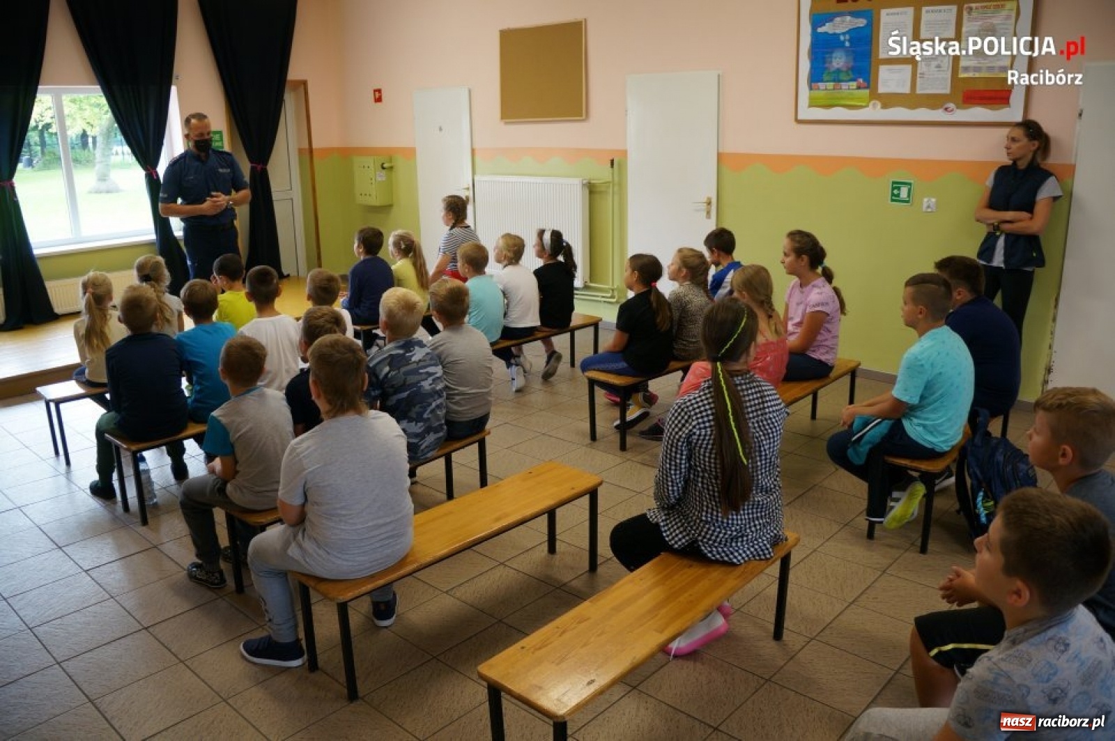 Zdjęcie w galerii na portalu naszraciborz.pl: Dzielnicowi z Krzyżanowic opowiadali dzieciom o ich bezpieczeństwie wiadomości z regionu