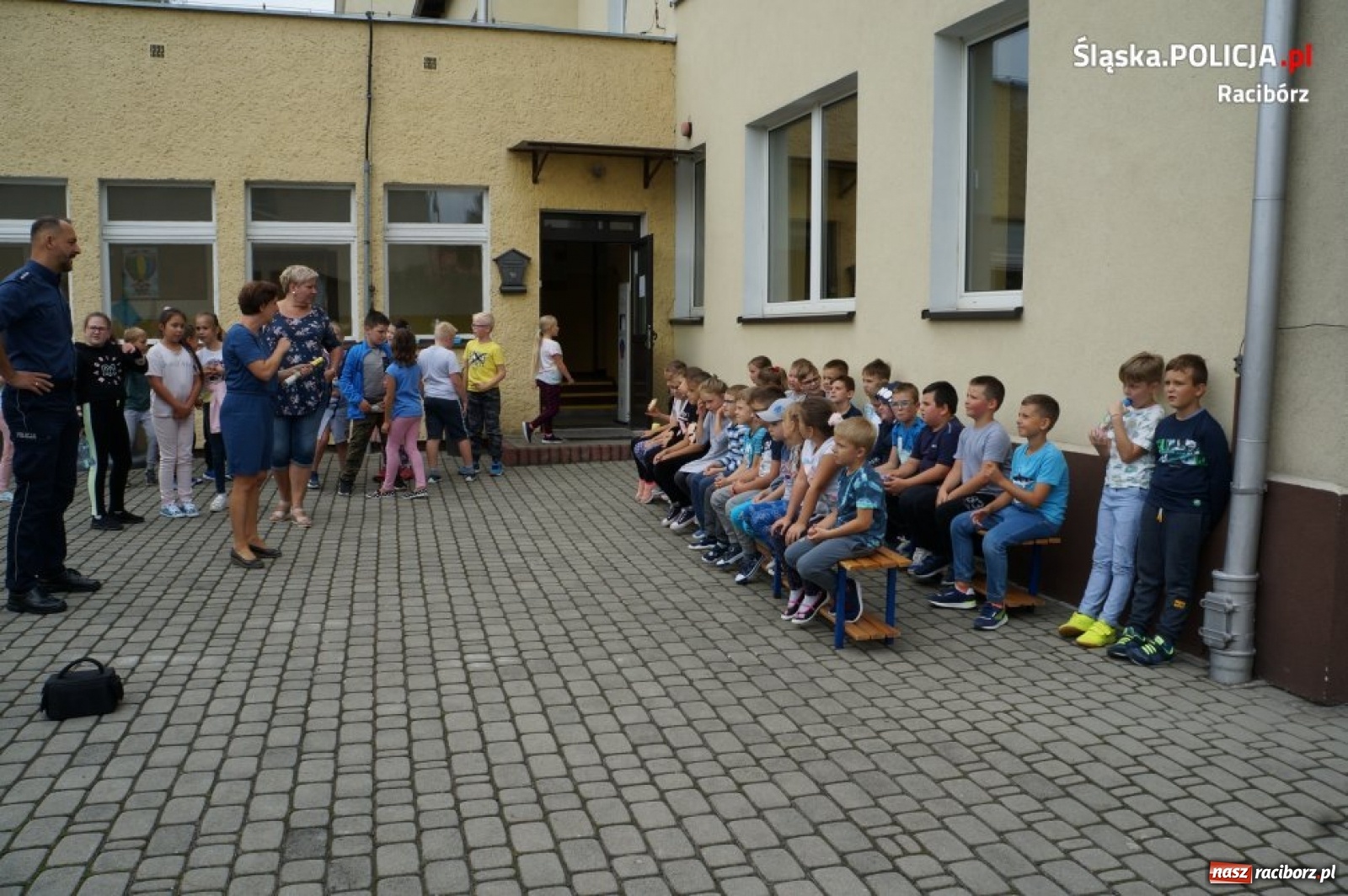 Zdjęcie w galerii na portalu naszraciborz.pl: Dzielnicowi z Krzyżanowic opowiadali dzieciom o ich bezpieczeństwie wiadomości z regionu