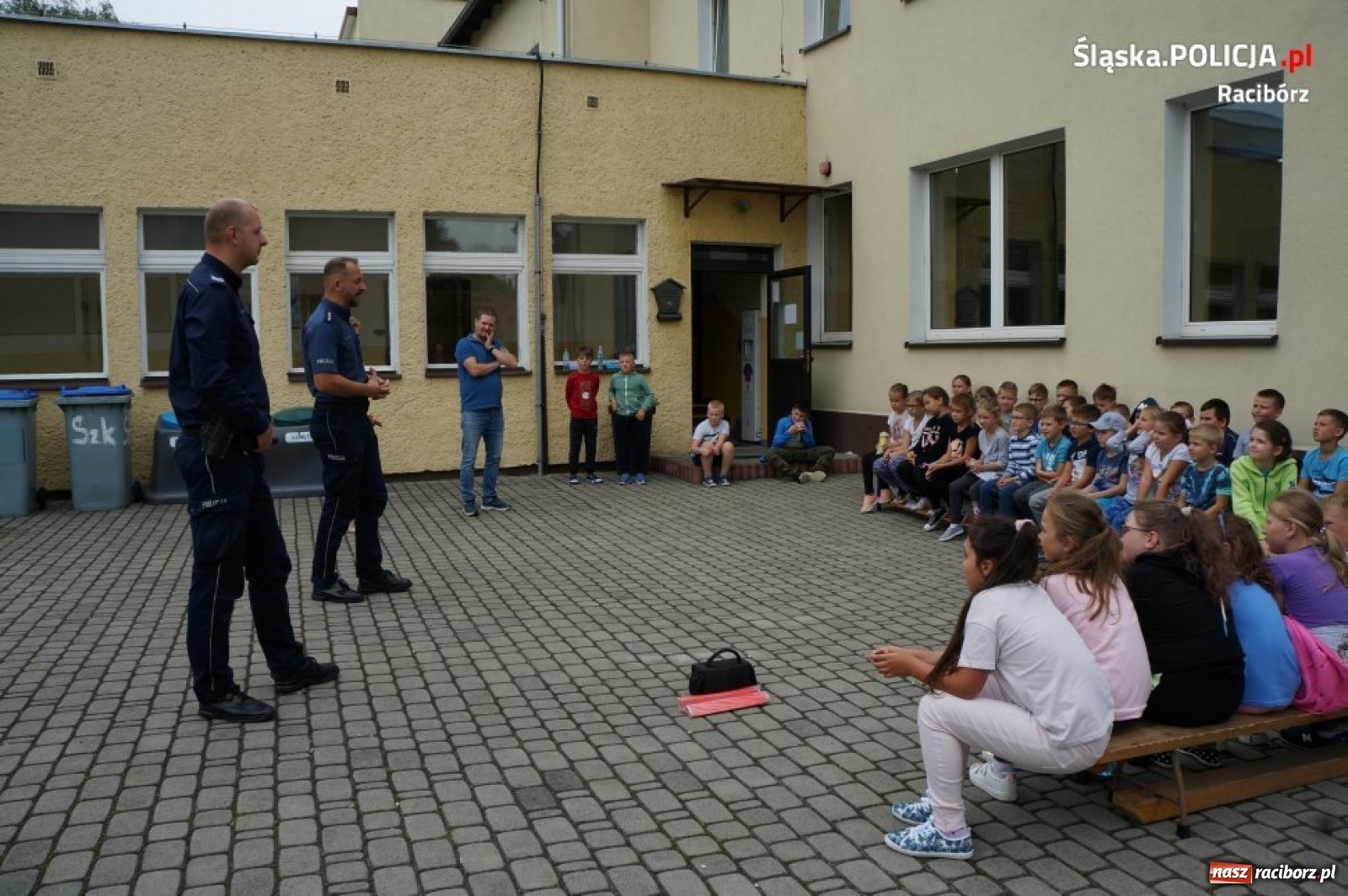 Zdjęcie w galerii na portalu naszraciborz.pl: Dzielnicowi z Krzyżanowic opowiadali dzieciom o ich bezpieczeństwie wiadomości z regionu