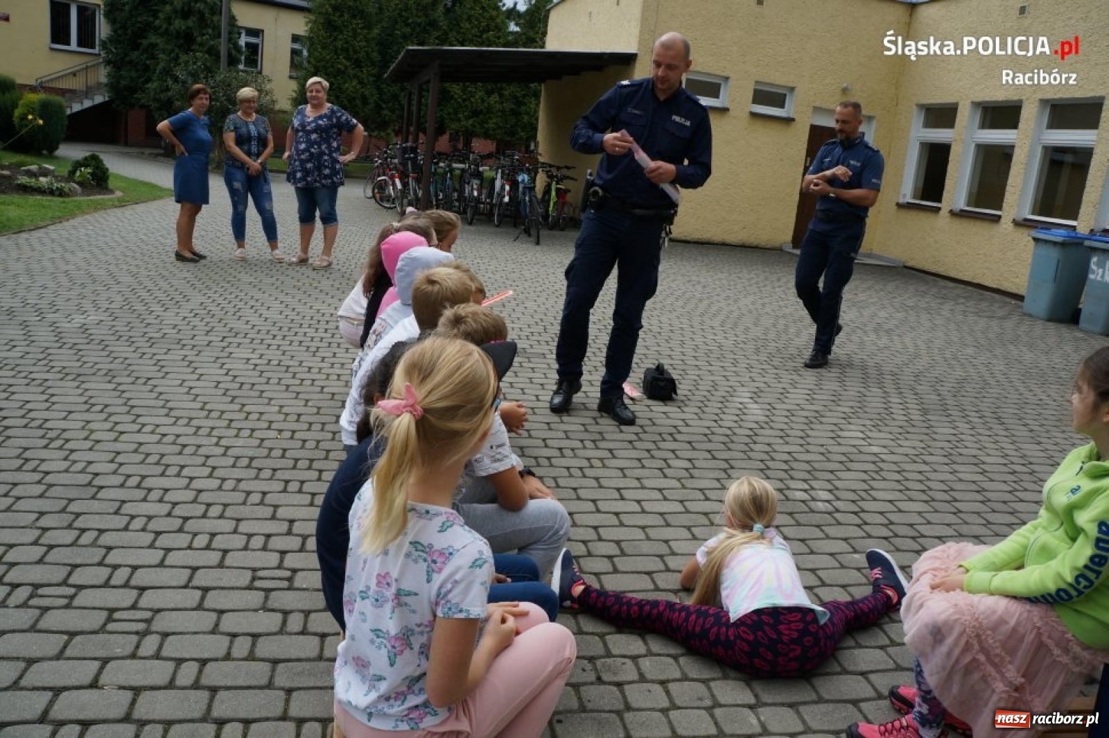 Zdjęcie w galerii na portalu naszraciborz.pl: Dzielnicowi z Krzyżanowic opowiadali dzieciom o ich bezpieczeństwie wiadomości z regionu