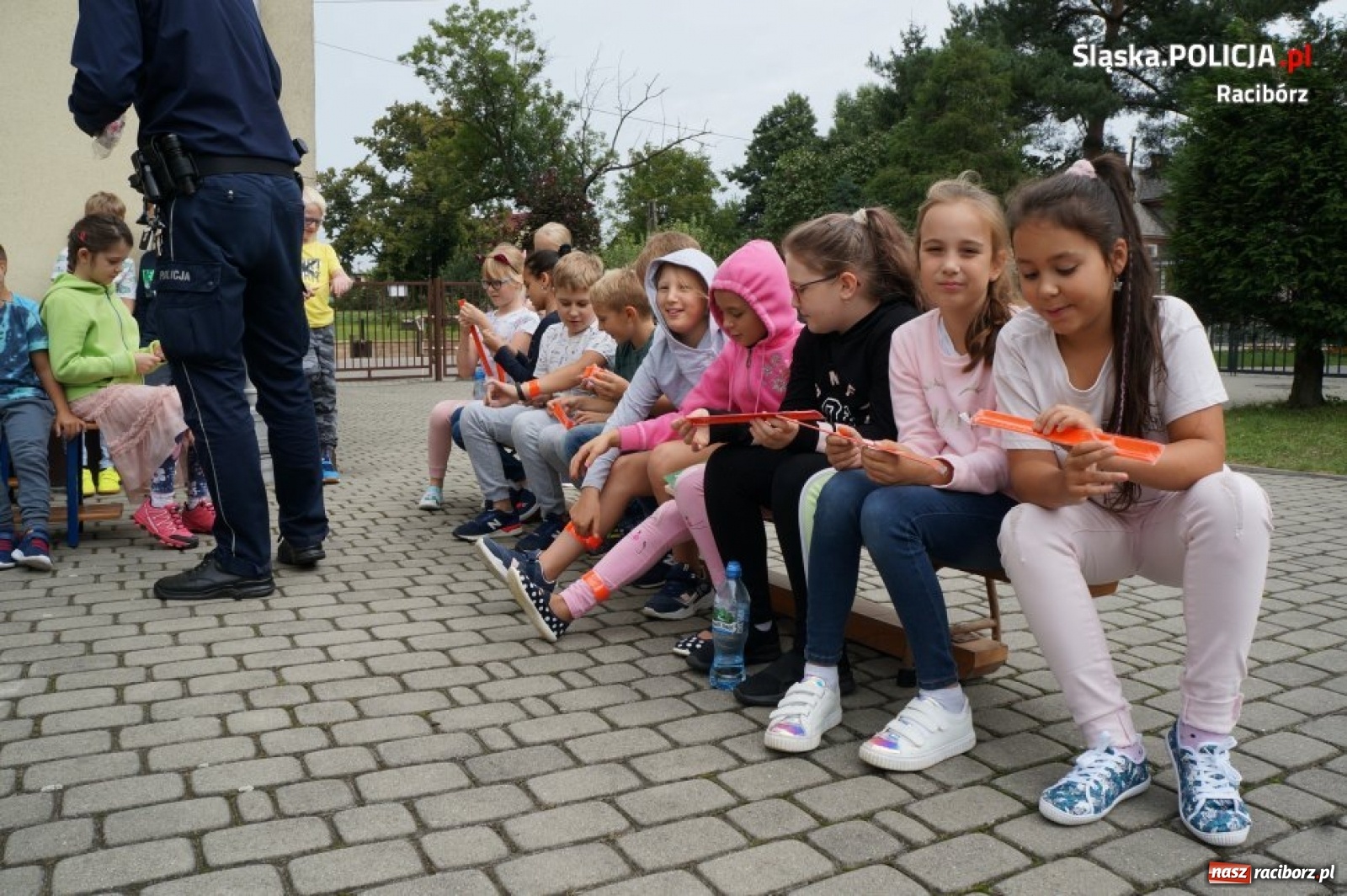 Zdjęcie w galerii na portalu naszraciborz.pl: Dzielnicowi z Krzyżanowic opowiadali dzieciom o ich bezpieczeństwie wiadomości z regionu