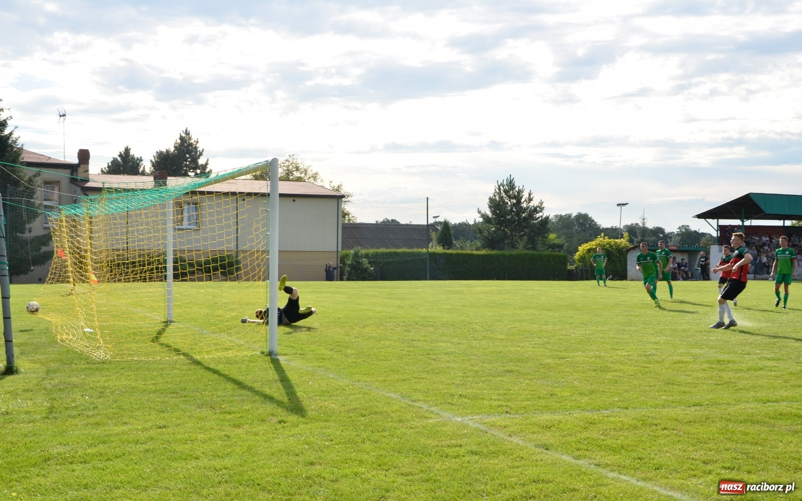 Zdjęcie w galerii na portalu naszraciborz.pl: Tworków poległ w Gorzycach i spadł z piedestału [FOTO] wiadomości z regionu