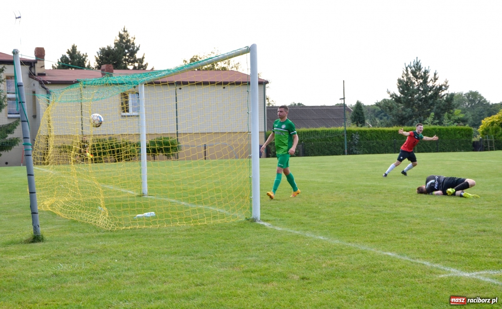 Zdjęcie w galerii na portalu naszraciborz.pl: Tworków poległ w Gorzycach i spadł z piedestału [FOTO] wiadomości z regionu