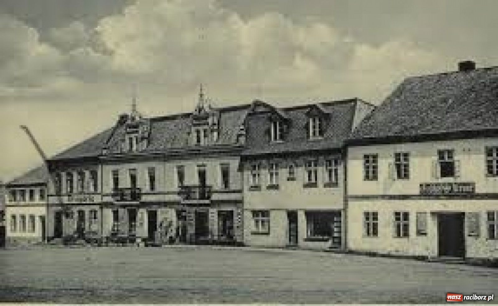 Zdjęcie w galerii na portalu naszraciborz.pl: Sensacyjne odkrycie na krzanowickim Rynku [FOTO] wiadomości z regionu