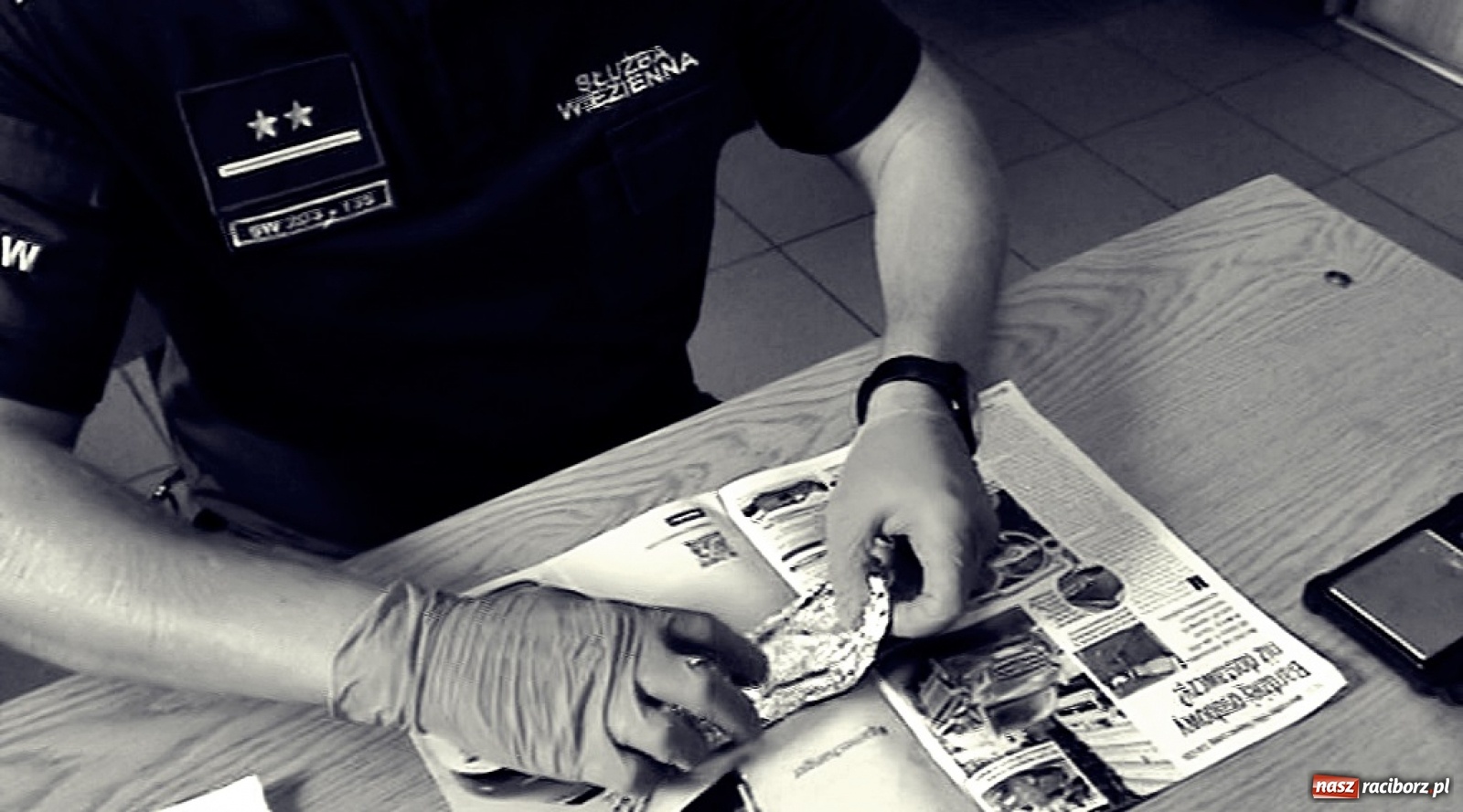 Zdjęcie w galerii na portalu naszraciborz.pl: ZK Racibórz. Biały proszek w przesyłce do więźnia wiadomości z regionu