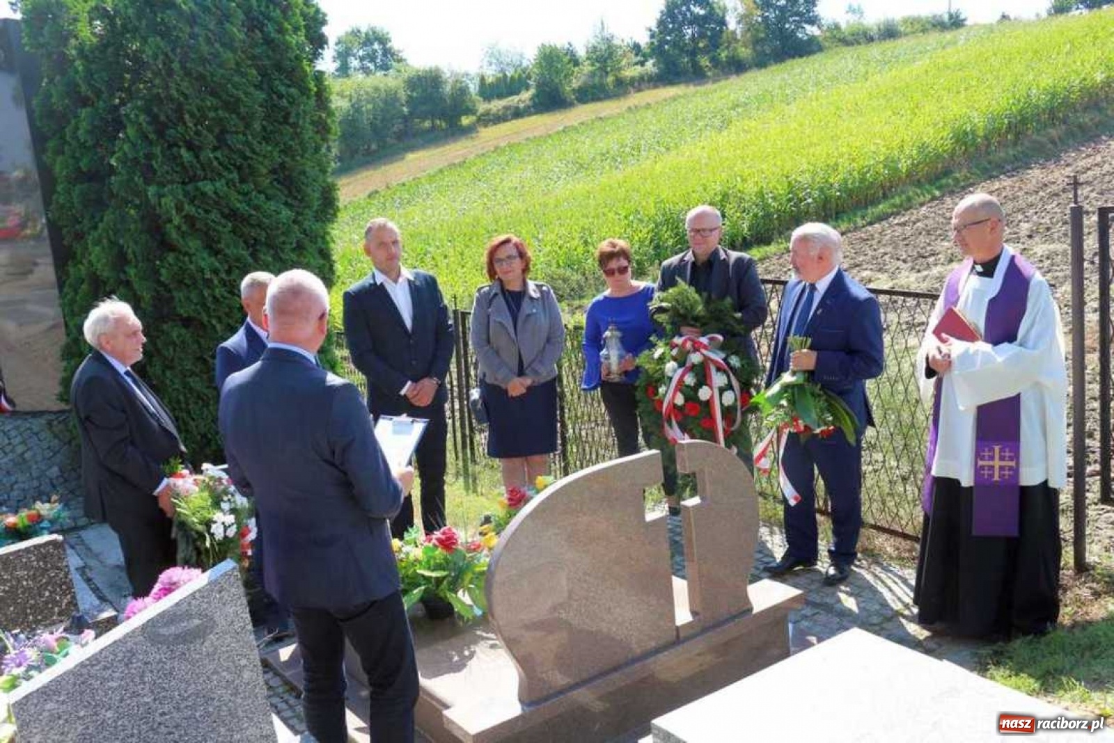 Zdjęcie w galerii na portalu naszraciborz.pl: W Pogrzebieniu poświęcono pomnik powstańca śląskiego [FOTO] wiadomości z regionu