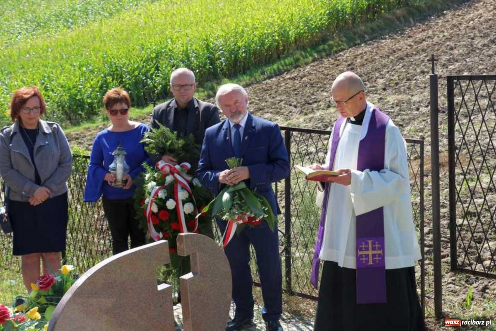 Zdjęcie w galerii na portalu naszraciborz.pl: W Pogrzebieniu poświęcono pomnik powstańca śląskiego [FOTO] wiadomości z regionu