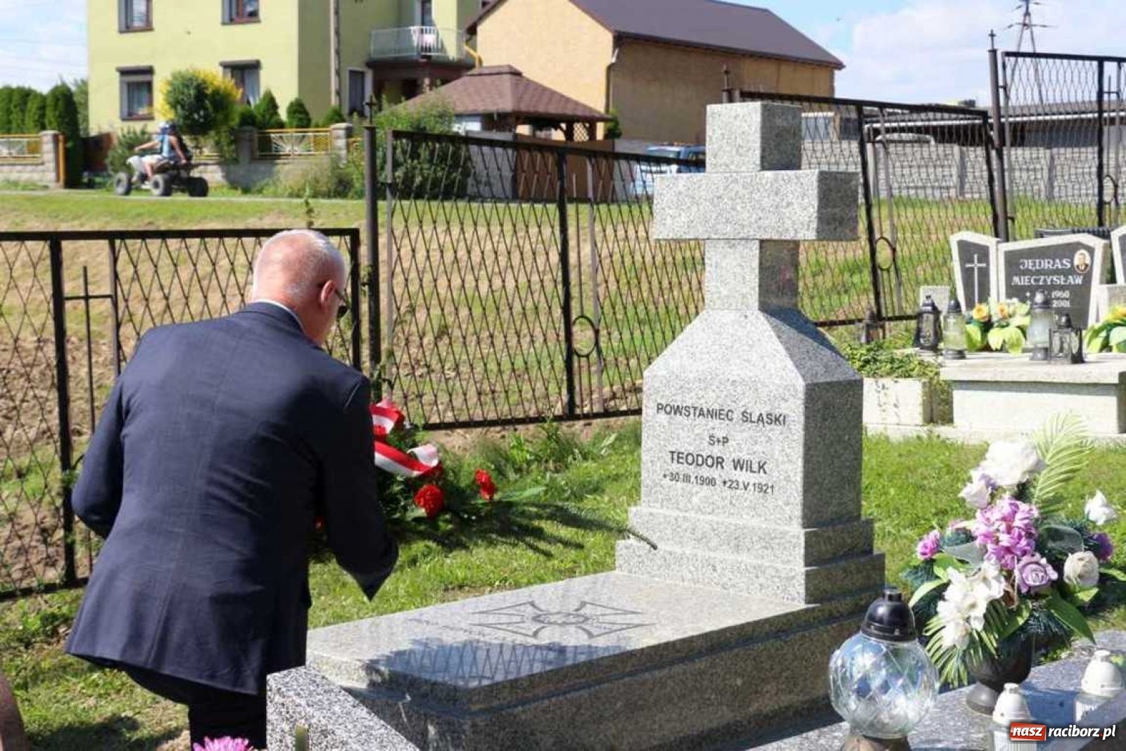 Zdjęcie w galerii na portalu naszraciborz.pl: W Pogrzebieniu poświęcono pomnik powstańca śląskiego [FOTO] wiadomości z regionu