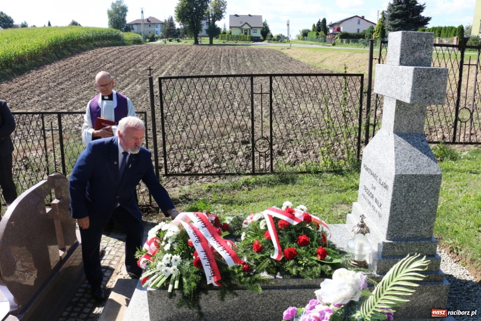 Zdjęcie w galerii na portalu naszraciborz.pl: W Pogrzebieniu poświęcono pomnik powstańca śląskiego [FOTO] wiadomości z regionu