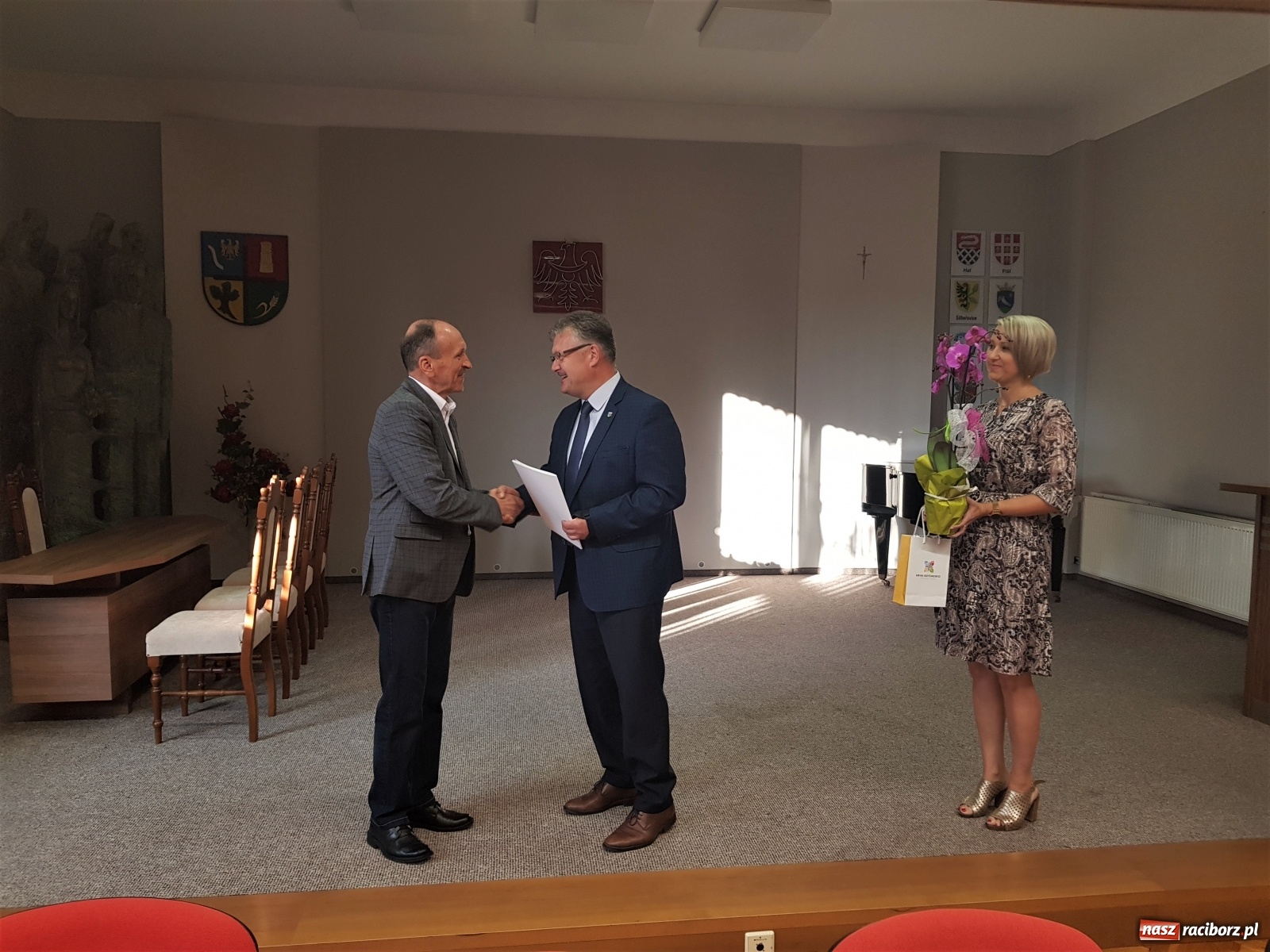 Zdjęcie w galerii na portalu naszraciborz.pl: W Krzyżanowicach pożegnano wieloletniego pracownika urzędu gminy wiadomości z regionu