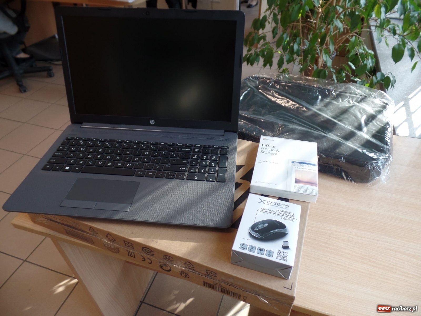 Zdjęcie w galerii na portalu naszraciborz.pl: Podopieczni rodzin zastępczych otrzymali laptopy wiadomości z regionu