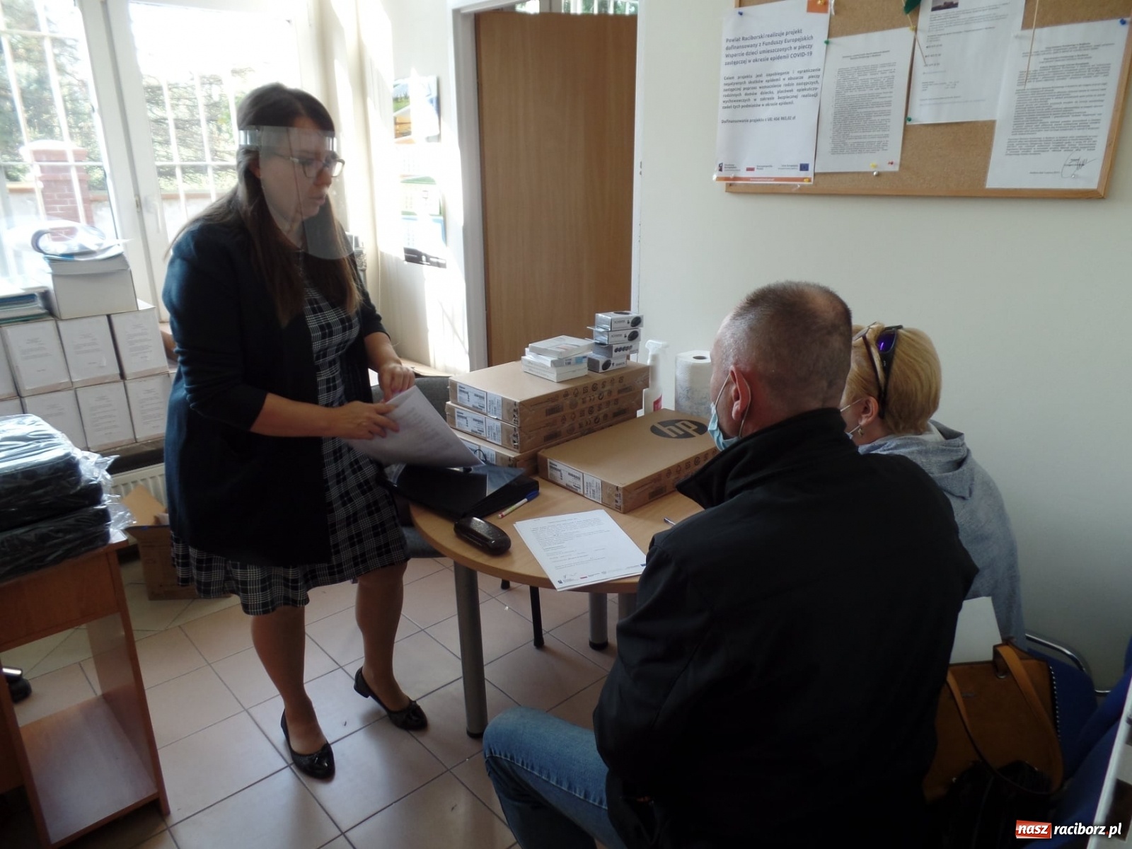 Zdjęcie w galerii na portalu naszraciborz.pl: Podopieczni rodzin zastępczych otrzymali laptopy wiadomości z regionu