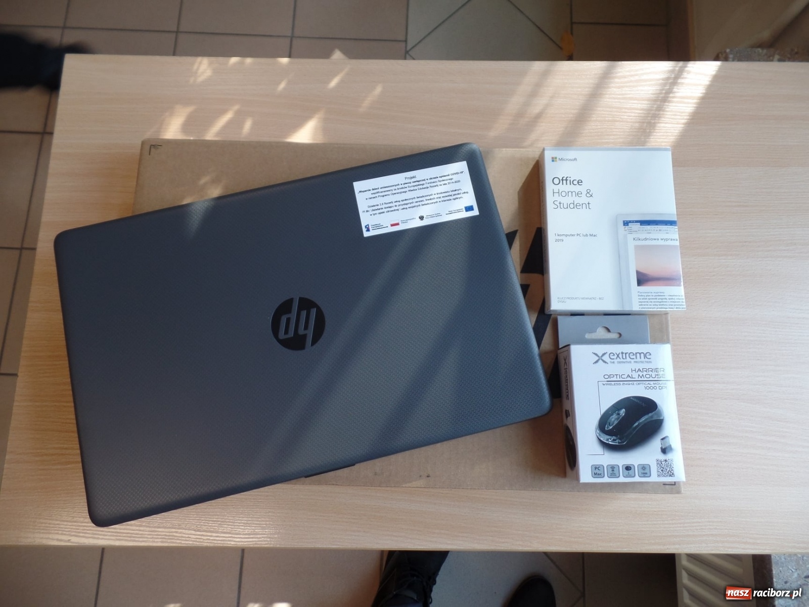 Zdjęcie w galerii na portalu naszraciborz.pl: Podopieczni rodzin zastępczych otrzymali laptopy wiadomości z regionu