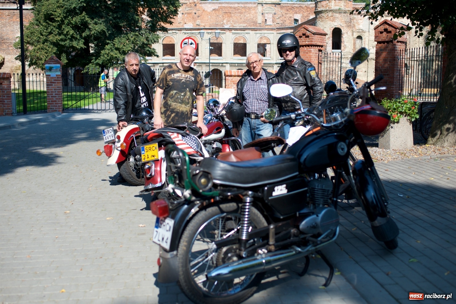 Zdjęcie w galerii na portalu naszraciborz.pl: Rajd Pruski dotarł do zamku w Tworkowie  wiadomości z regionu