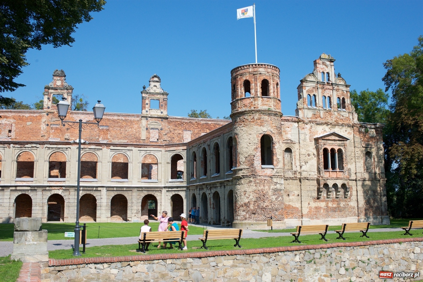 Zdjęcie w galerii na portalu naszraciborz.pl: Rajd Pruski dotarł do zamku w Tworkowie  wiadomości z regionu