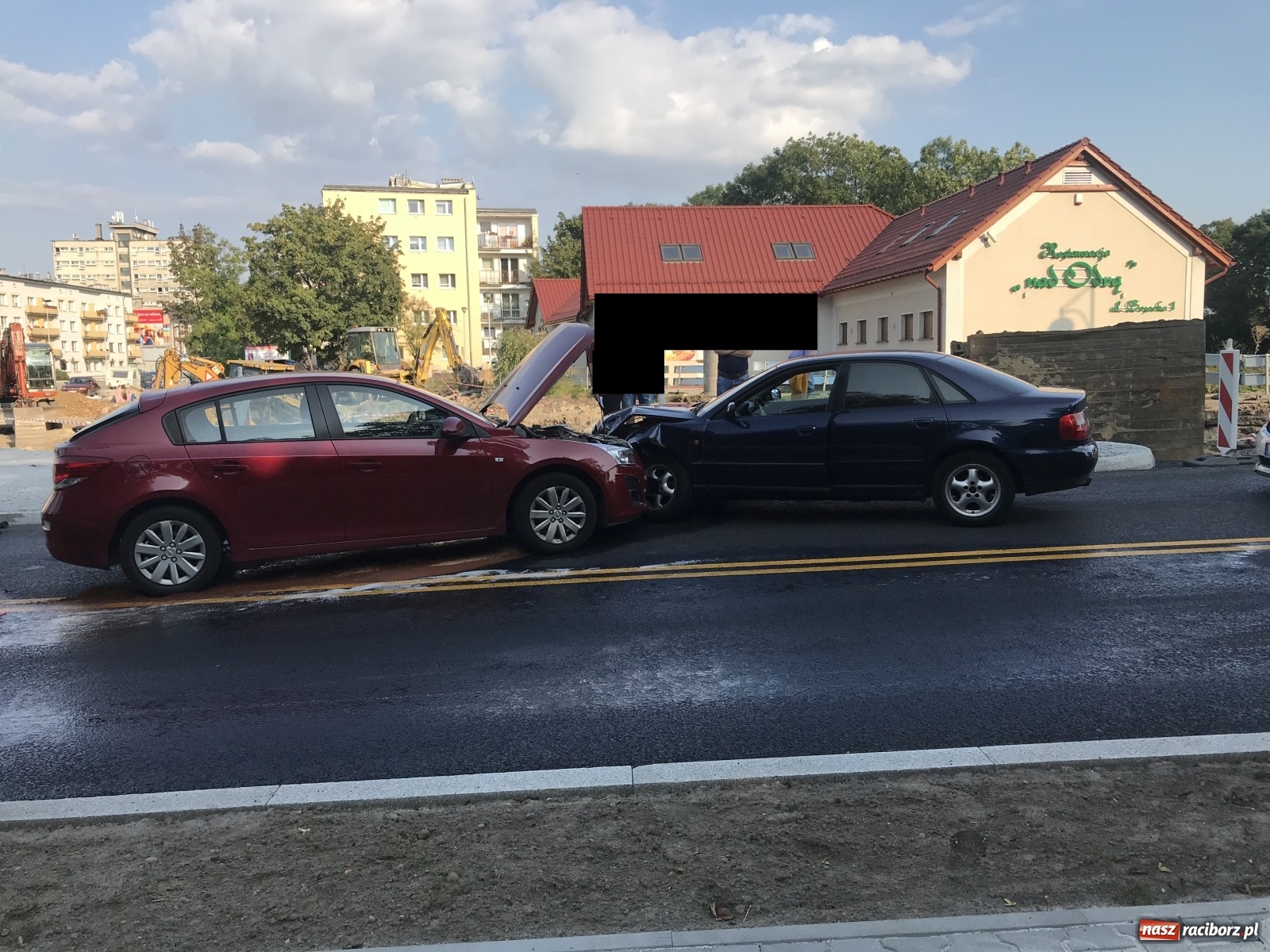 Zdjęcie w galerii na portalu naszraciborz.pl: Kolizja na nowym rondzie przy Mechaniku  wiadomości z regionu