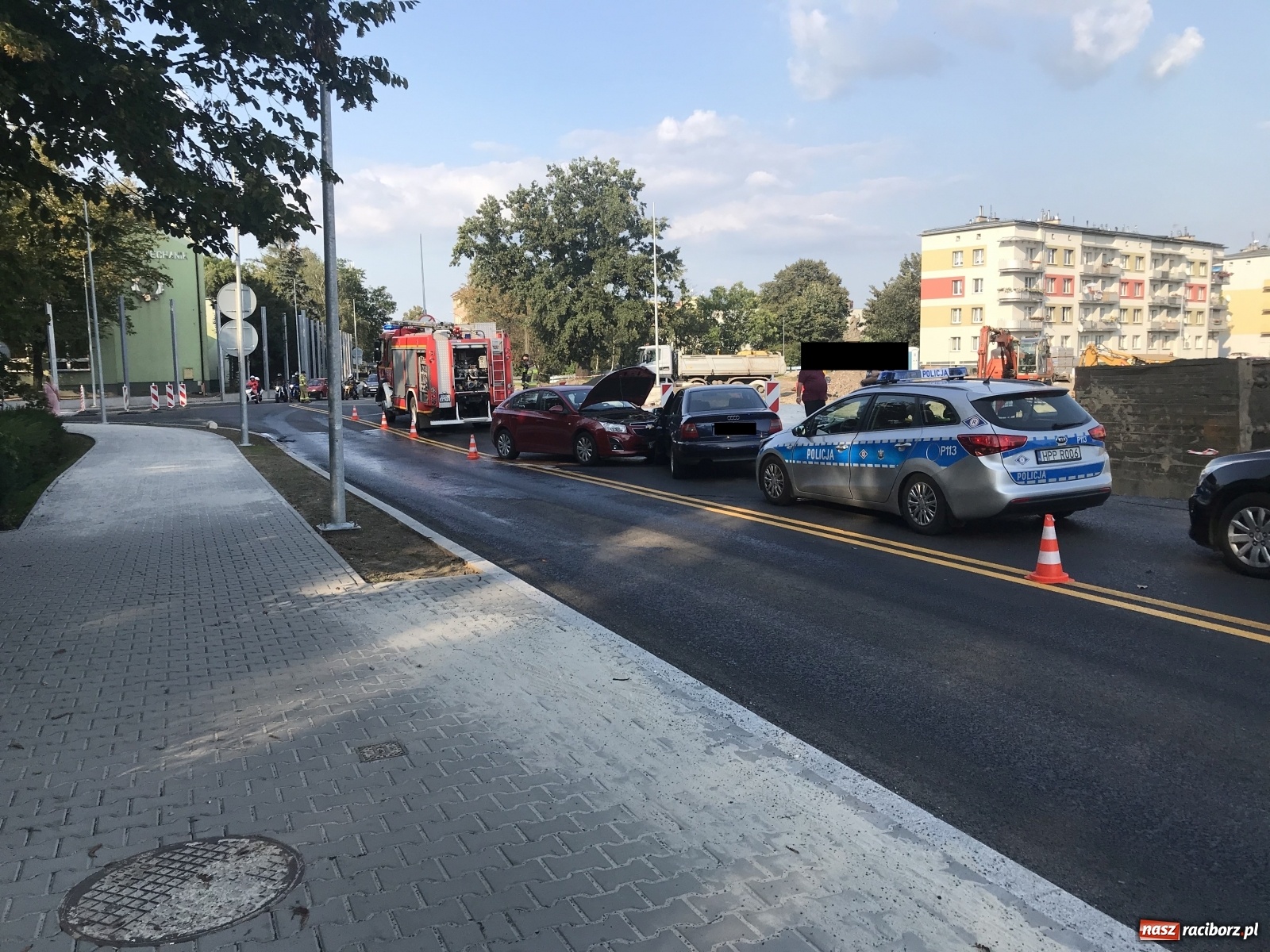 Zdjęcie w galerii na portalu naszraciborz.pl: Kolizja na nowym rondzie przy Mechaniku  wiadomości z regionu