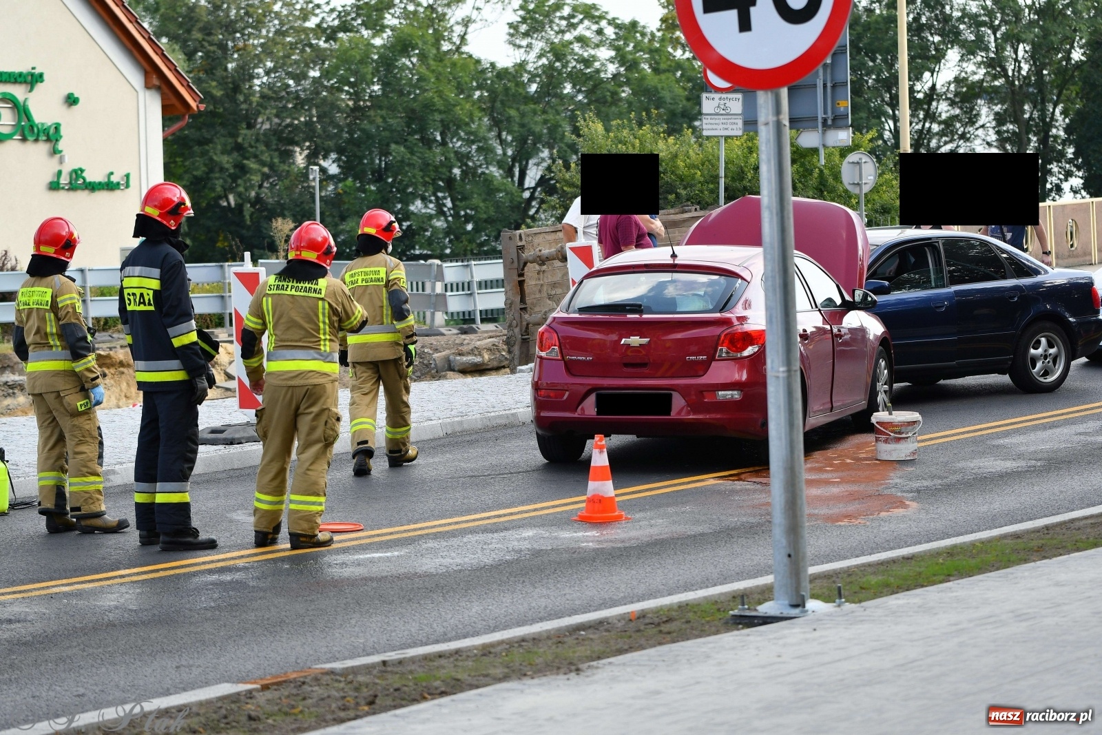 Zdjęcie w galerii na portalu naszraciborz.pl: Kolizja na nowym rondzie przy Mechaniku  wiadomości z regionu