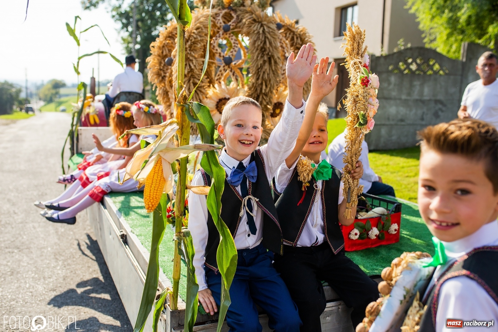 Zdjęcie w galerii na portalu naszraciborz.pl: Dożynki w parafii Łubowice. Korowód wyruszył z Ligoty Książęcej wiadomości z regionu