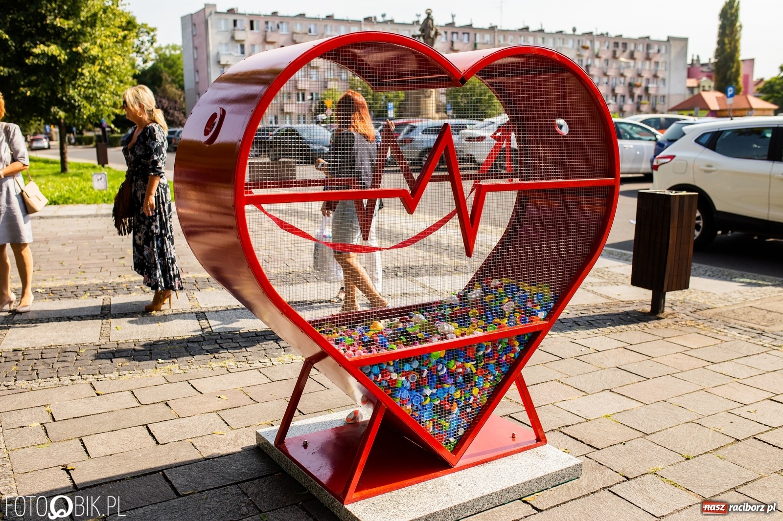 Zdjęcie w galerii na portalu naszraciborz.pl: Nakrętkowe serce zniknie z pl. Długosza. Ratusz nie godzi się na taką lokalizację wiadomości z regionu