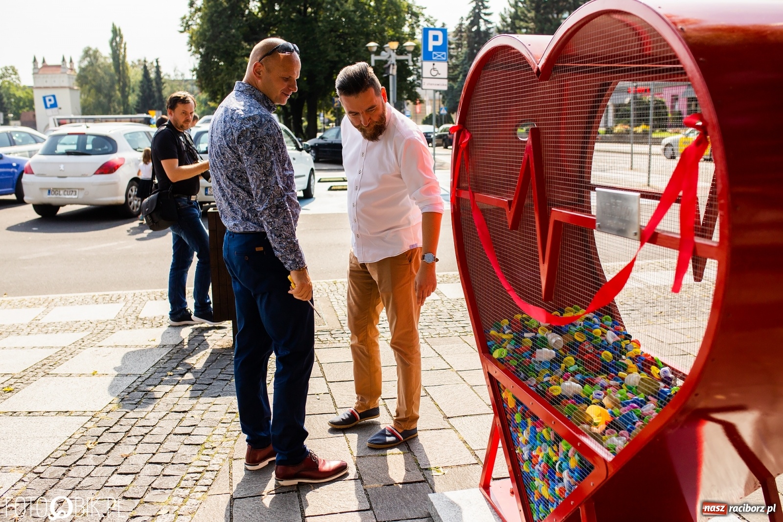 Zdjęcie w galerii na portalu naszraciborz.pl: Nakrętkowe serce zniknie z pl. Długosza. Ratusz nie godzi się na taką lokalizację wiadomości z regionu