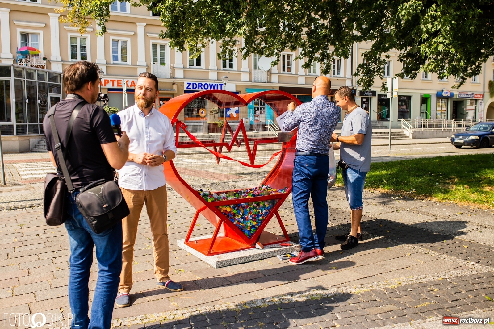Zdjęcie w galerii na portalu naszraciborz.pl: Nakrętkowe serce zniknie z pl. Długosza. Ratusz nie godzi się na taką lokalizację wiadomości z regionu