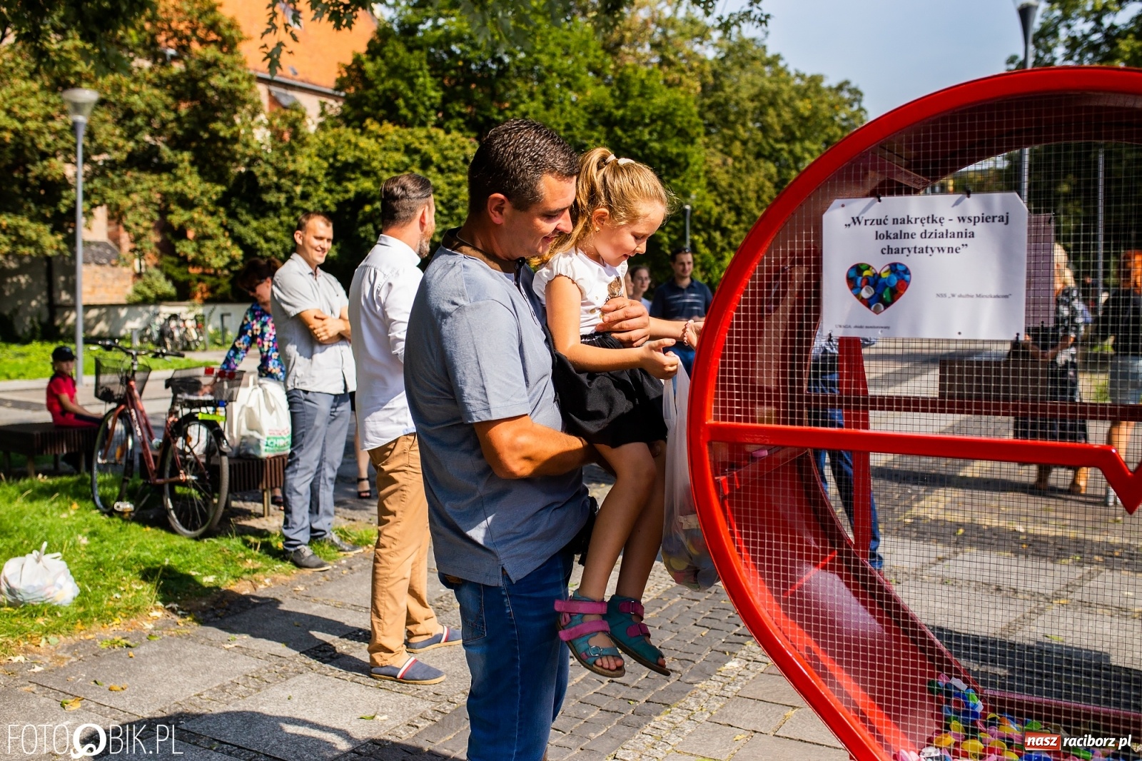 Zdjęcie w galerii na portalu naszraciborz.pl: Nakrętkowe serce zniknie z pl. Długosza. Ratusz nie godzi się na taką lokalizację wiadomości z regionu