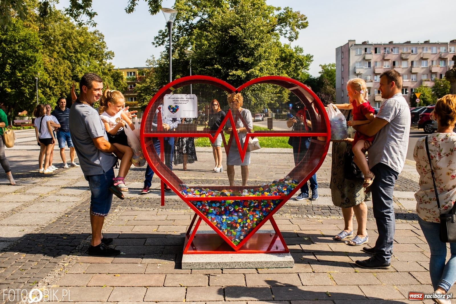 Zdjęcie w galerii na portalu naszraciborz.pl: Nakrętkowe serce zniknie z pl. Długosza. Ratusz nie godzi się na taką lokalizację wiadomości z regionu