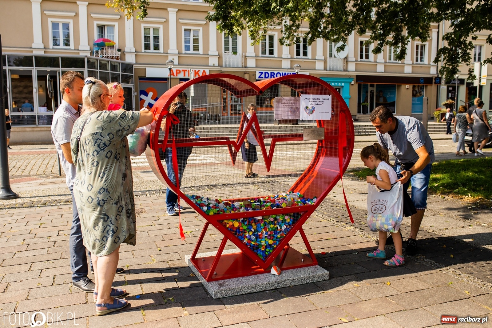 Zdjęcie w galerii na portalu naszraciborz.pl: Nakrętkowe serce zniknie z pl. Długosza. Ratusz nie godzi się na taką lokalizację wiadomości z regionu