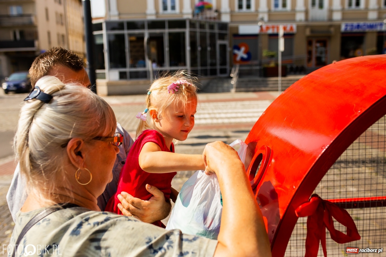 Zdjęcie w galerii na portalu naszraciborz.pl: Nakrętkowe serce zniknie z pl. Długosza. Ratusz nie godzi się na taką lokalizację wiadomości z regionu