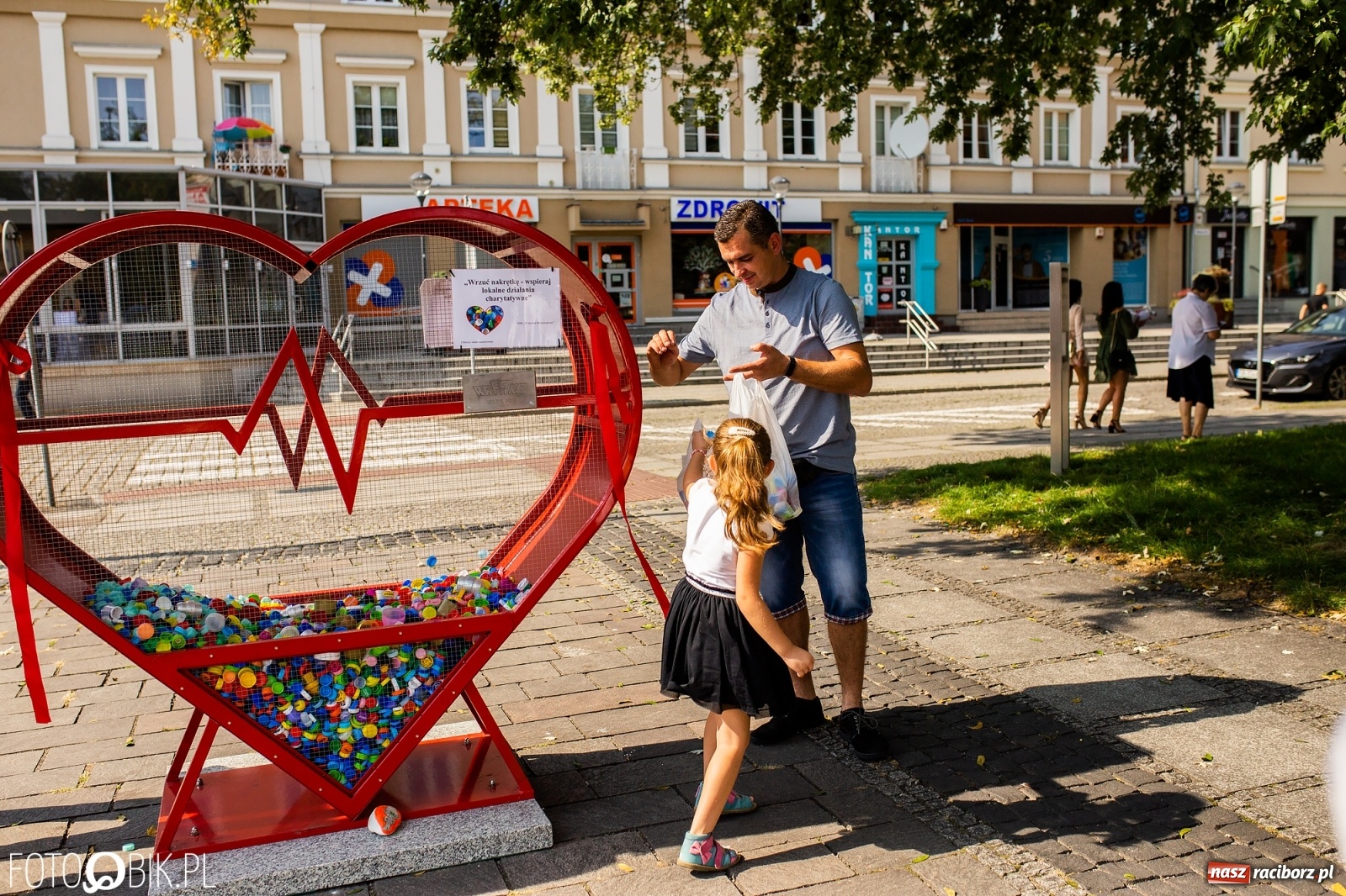 Zdjęcie w galerii na portalu naszraciborz.pl: Nakrętkowe serce zniknie z pl. Długosza. Ratusz nie godzi się na taką lokalizację wiadomości z regionu