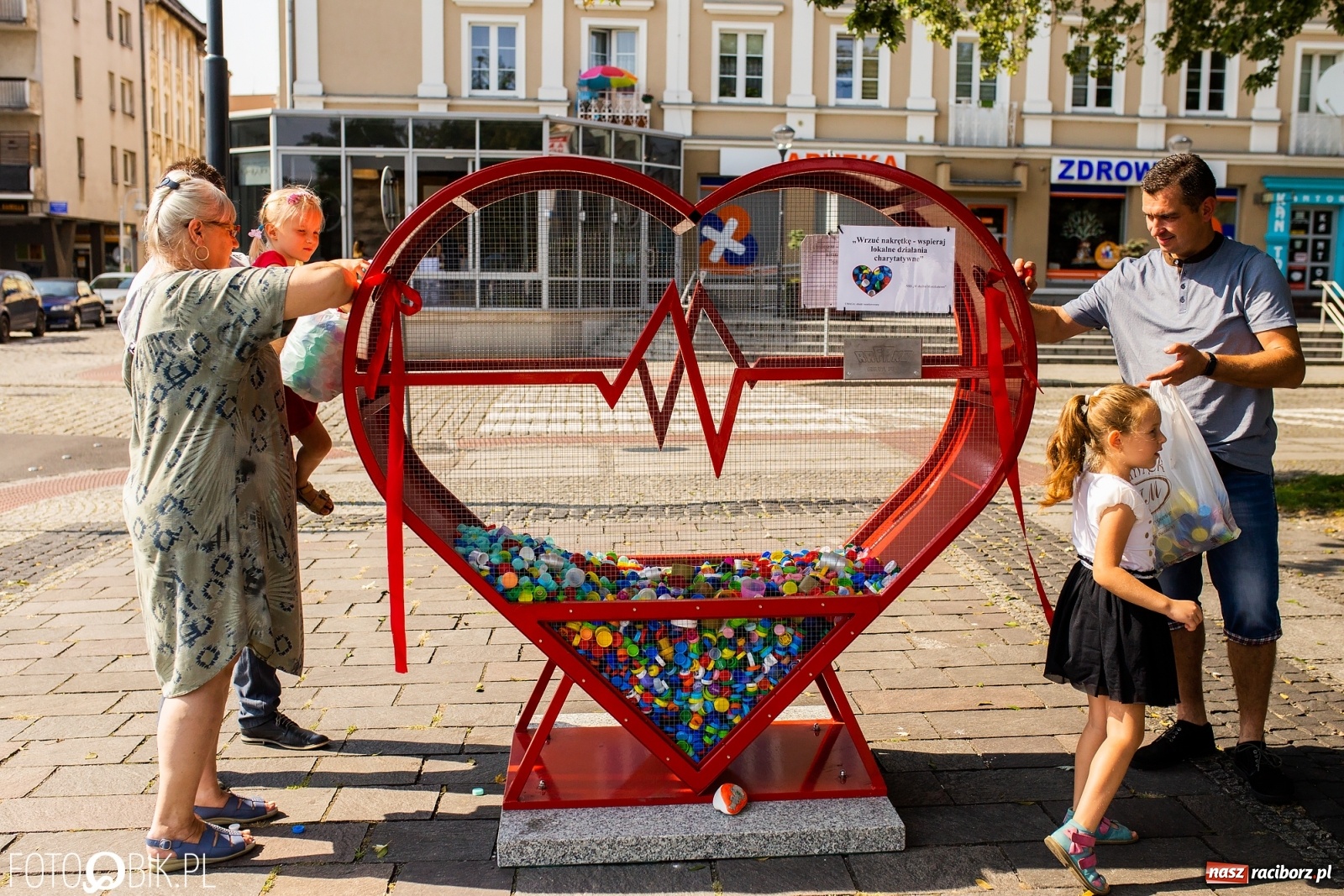 Zdjęcie w galerii na portalu naszraciborz.pl: Nakrętkowe serce zniknie z pl. Długosza. Ratusz nie godzi się na taką lokalizację wiadomości z regionu