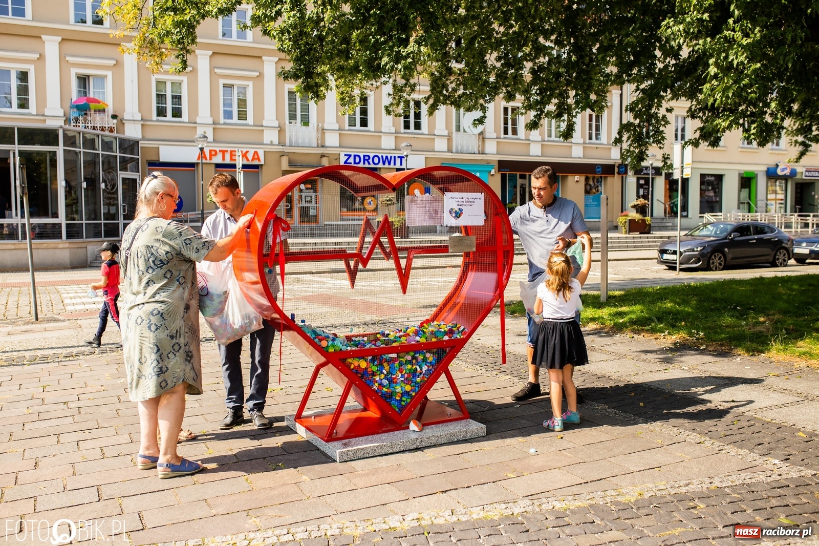 Zdjęcie w galerii na portalu naszraciborz.pl: Nakrętkowe serce zniknie z pl. Długosza. Ratusz nie godzi się na taką lokalizację wiadomości z regionu