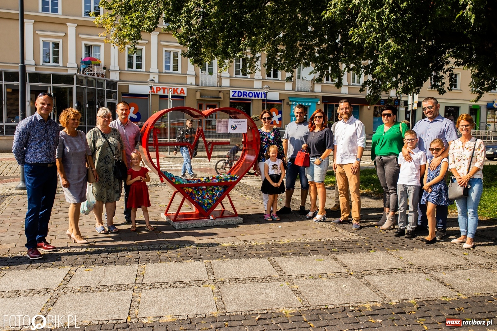 Zdjęcie w galerii na portalu naszraciborz.pl: Nakrętkowe serce zniknie z pl. Długosza. Ratusz nie godzi się na taką lokalizację wiadomości z regionu