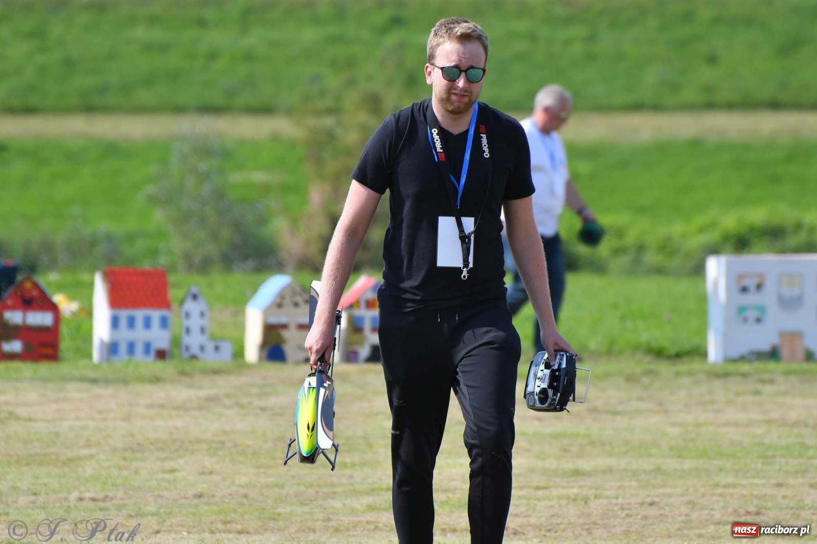 Zdjęcie w galerii na portalu naszraciborz.pl: Raciborskie air show przyciągnęło tłumy  wiadomości z regionu