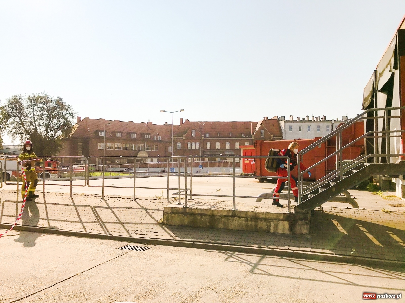 Zdjęcie w galerii na portalu naszraciborz.pl: Strażacka akcja w Kauflandzie. Wezwano Lotnicze Pogotowie Ratunkowe [FOTO i WIDEO] wiadomości z regionu