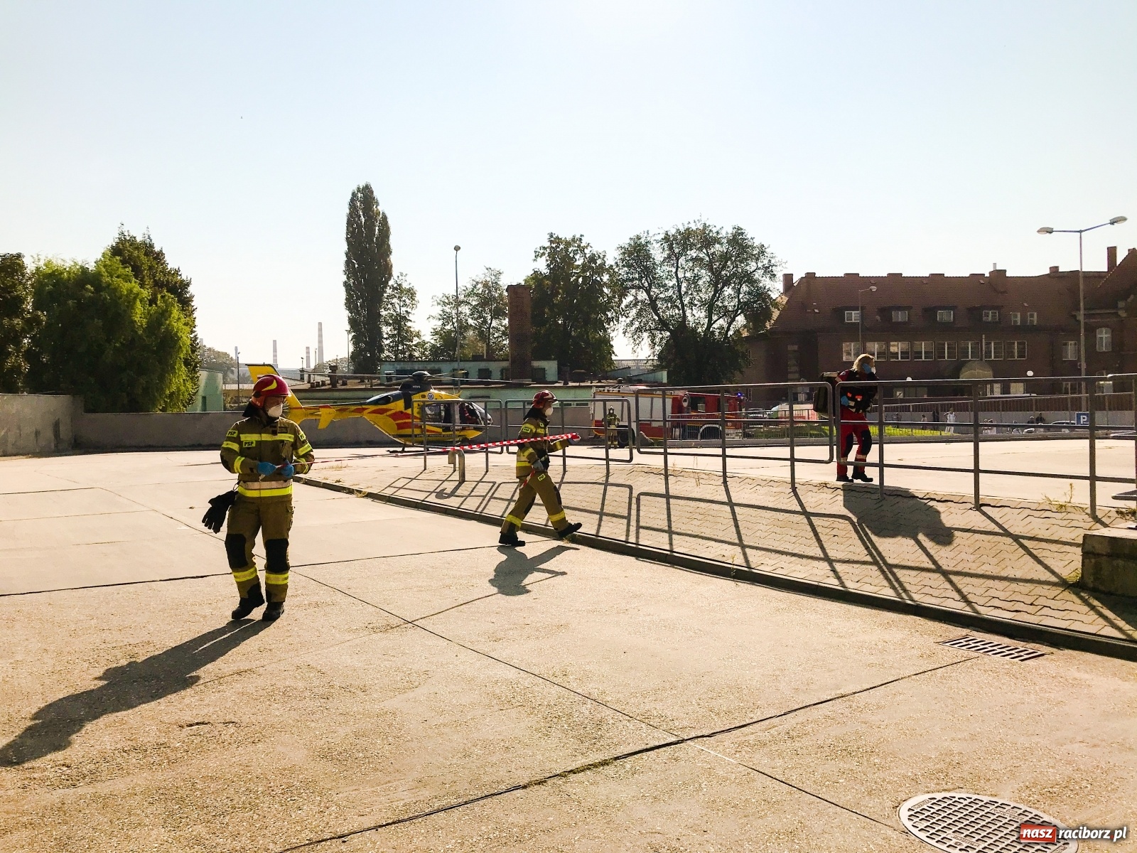 Zdjęcie w galerii na portalu naszraciborz.pl: Strażacka akcja w Kauflandzie. Wezwano Lotnicze Pogotowie Ratunkowe [FOTO i WIDEO] wiadomości z regionu