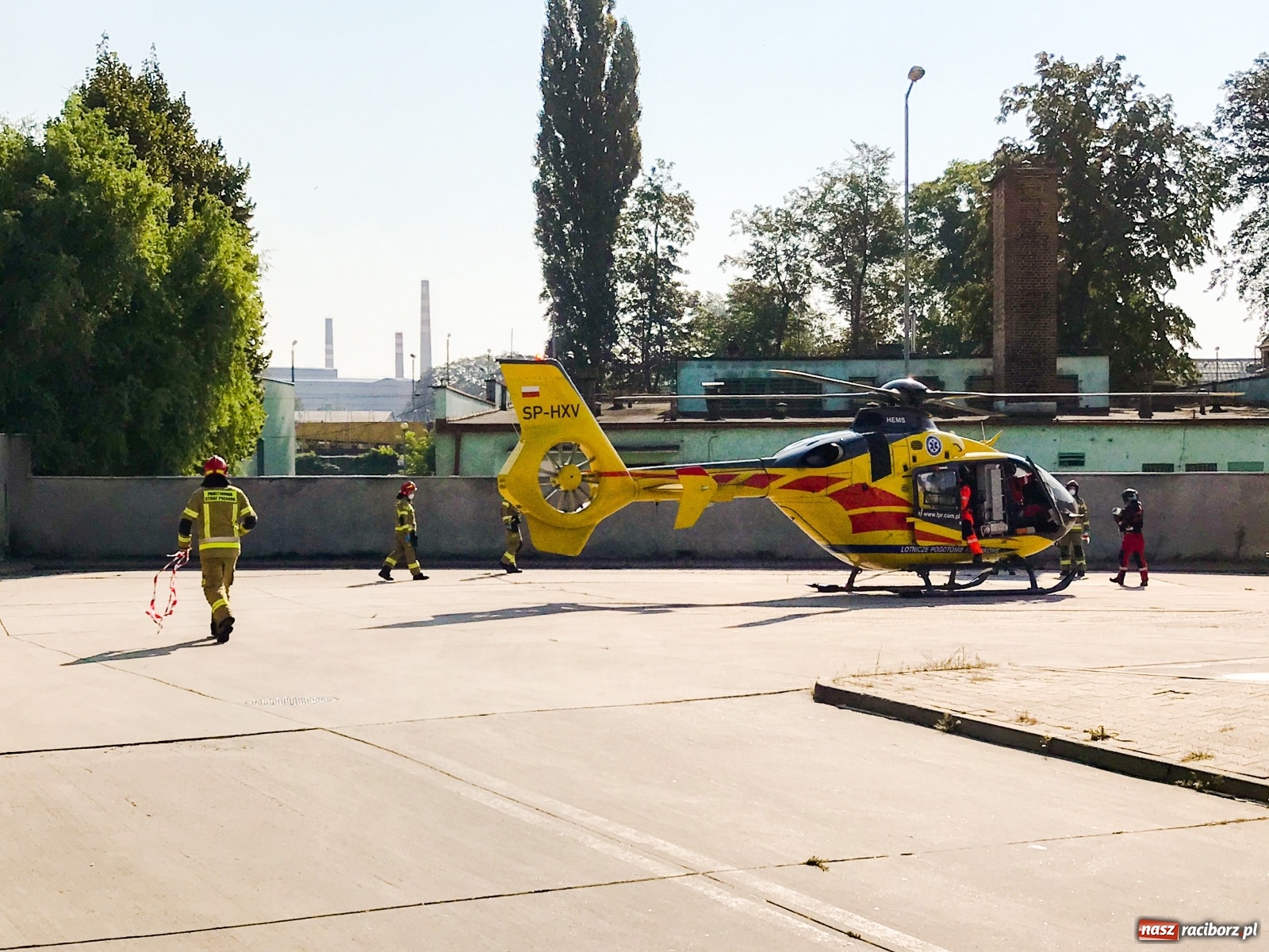 Zdjęcie w galerii na portalu naszraciborz.pl: Strażacka akcja w Kauflandzie. Wezwano Lotnicze Pogotowie Ratunkowe [FOTO i WIDEO] wiadomości z regionu