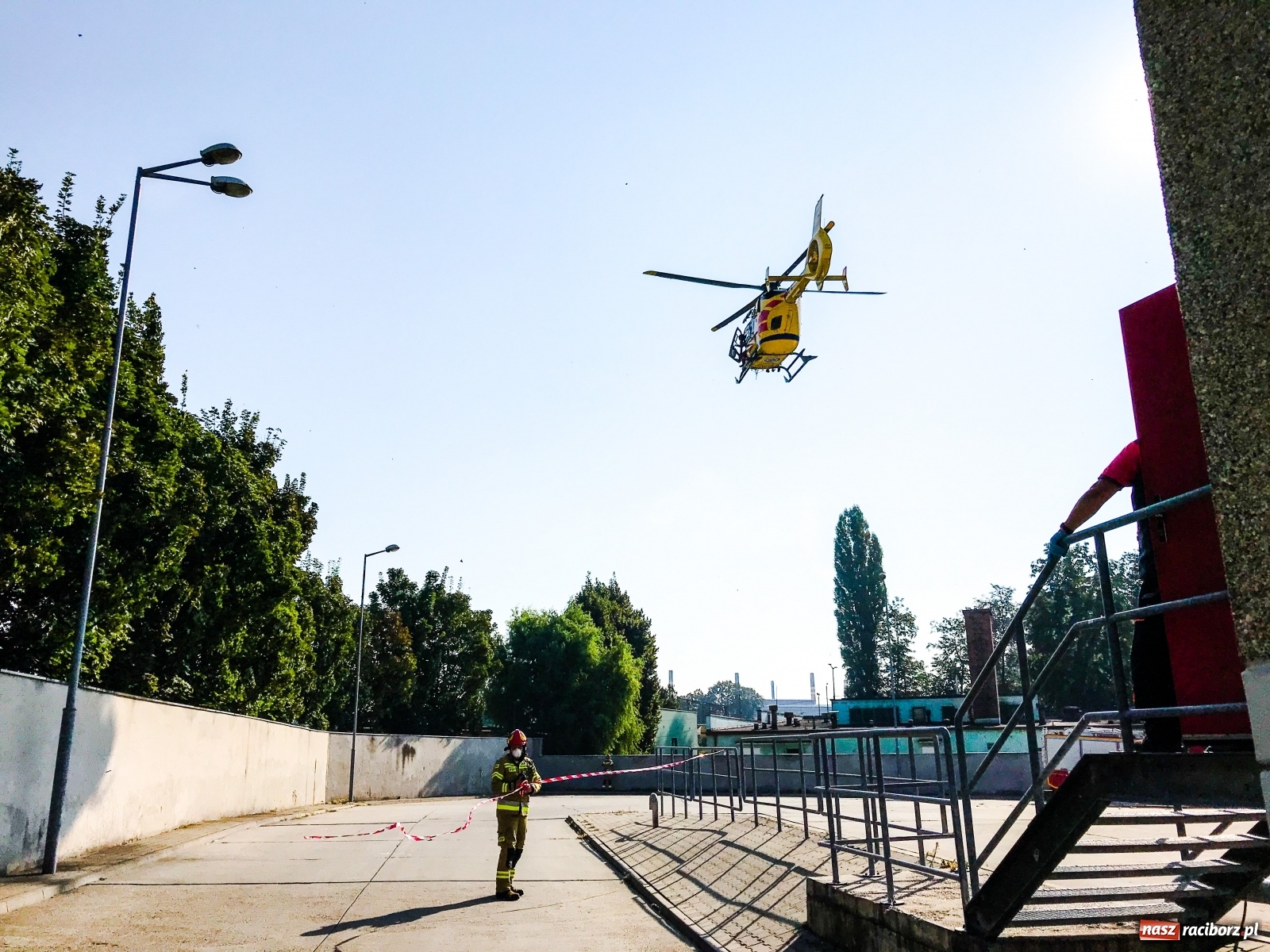 Zdjęcie w galerii na portalu naszraciborz.pl: Strażacka akcja w Kauflandzie. Wezwano Lotnicze Pogotowie Ratunkowe [FOTO i WIDEO] wiadomości z regionu