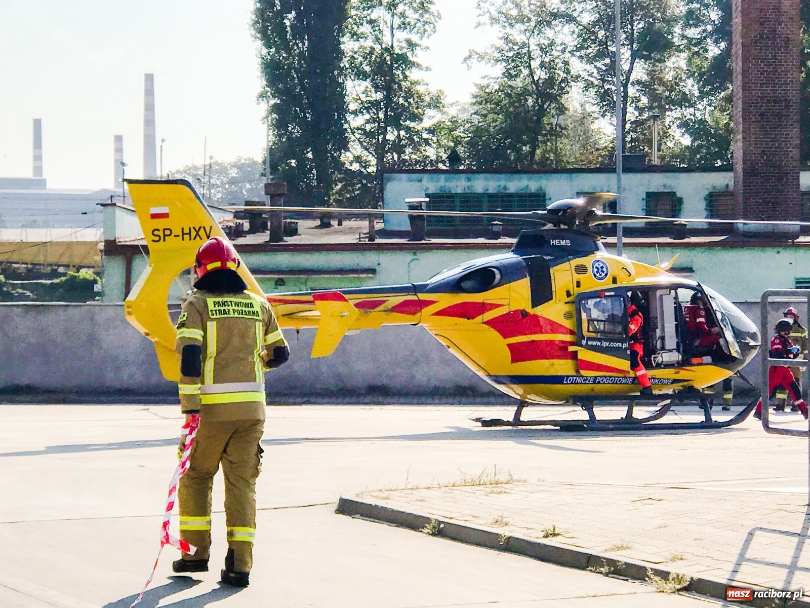 Zdjęcie w galerii na portalu naszraciborz.pl: Strażacka akcja w Kauflandzie. Wezwano Lotnicze Pogotowie Ratunkowe [FOTO i WIDEO] wiadomości z regionu