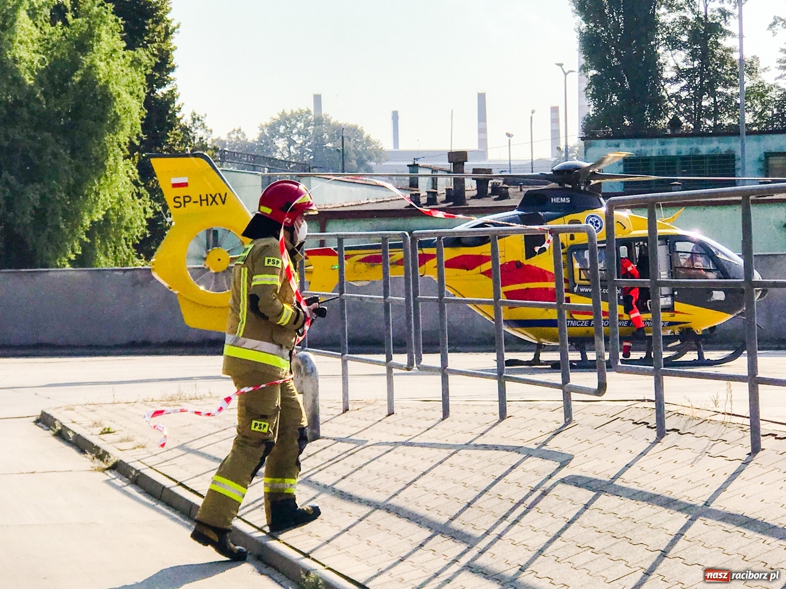 Zdjęcie w galerii na portalu naszraciborz.pl: Strażacka akcja w Kauflandzie. Wezwano Lotnicze Pogotowie Ratunkowe [FOTO i WIDEO] wiadomości z regionu