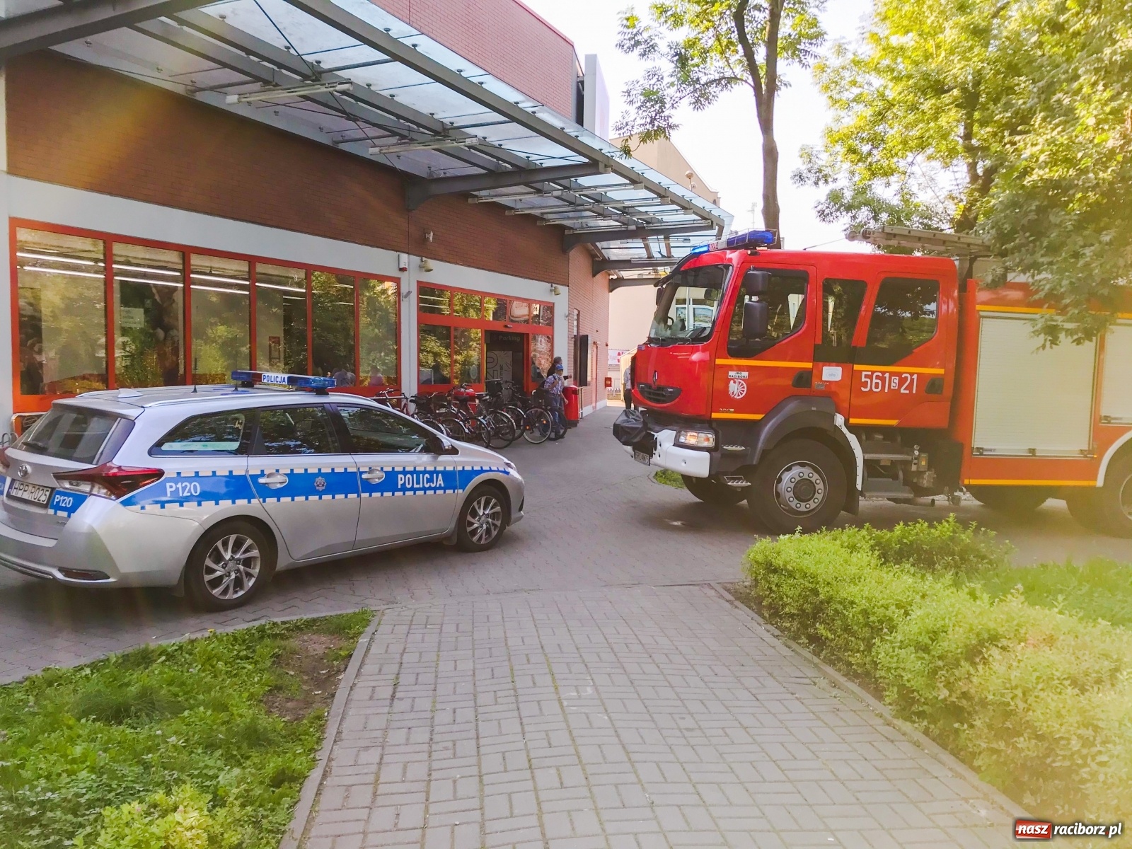 Zdjęcie w galerii na portalu naszraciborz.pl: Strażacka akcja w Kauflandzie. Wezwano Lotnicze Pogotowie Ratunkowe [FOTO i WIDEO] wiadomości z regionu