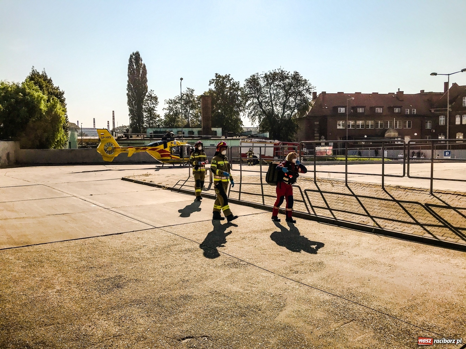 Zdjęcie w galerii na portalu naszraciborz.pl: Strażacka akcja w Kauflandzie. Wezwano Lotnicze Pogotowie Ratunkowe [FOTO i WIDEO] wiadomości z regionu
