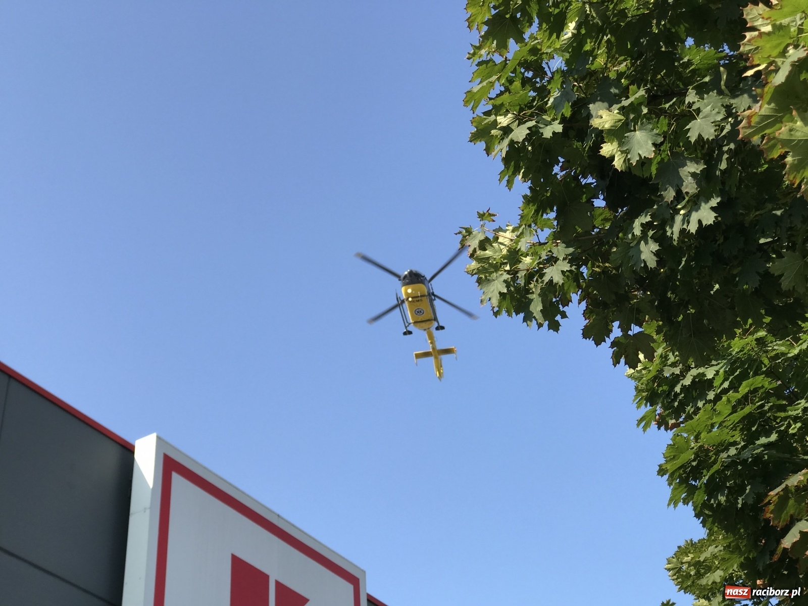 Zdjęcie w galerii na portalu naszraciborz.pl: Strażacka akcja w Kauflandzie. Wezwano Lotnicze Pogotowie Ratunkowe [FOTO i WIDEO] wiadomości z regionu