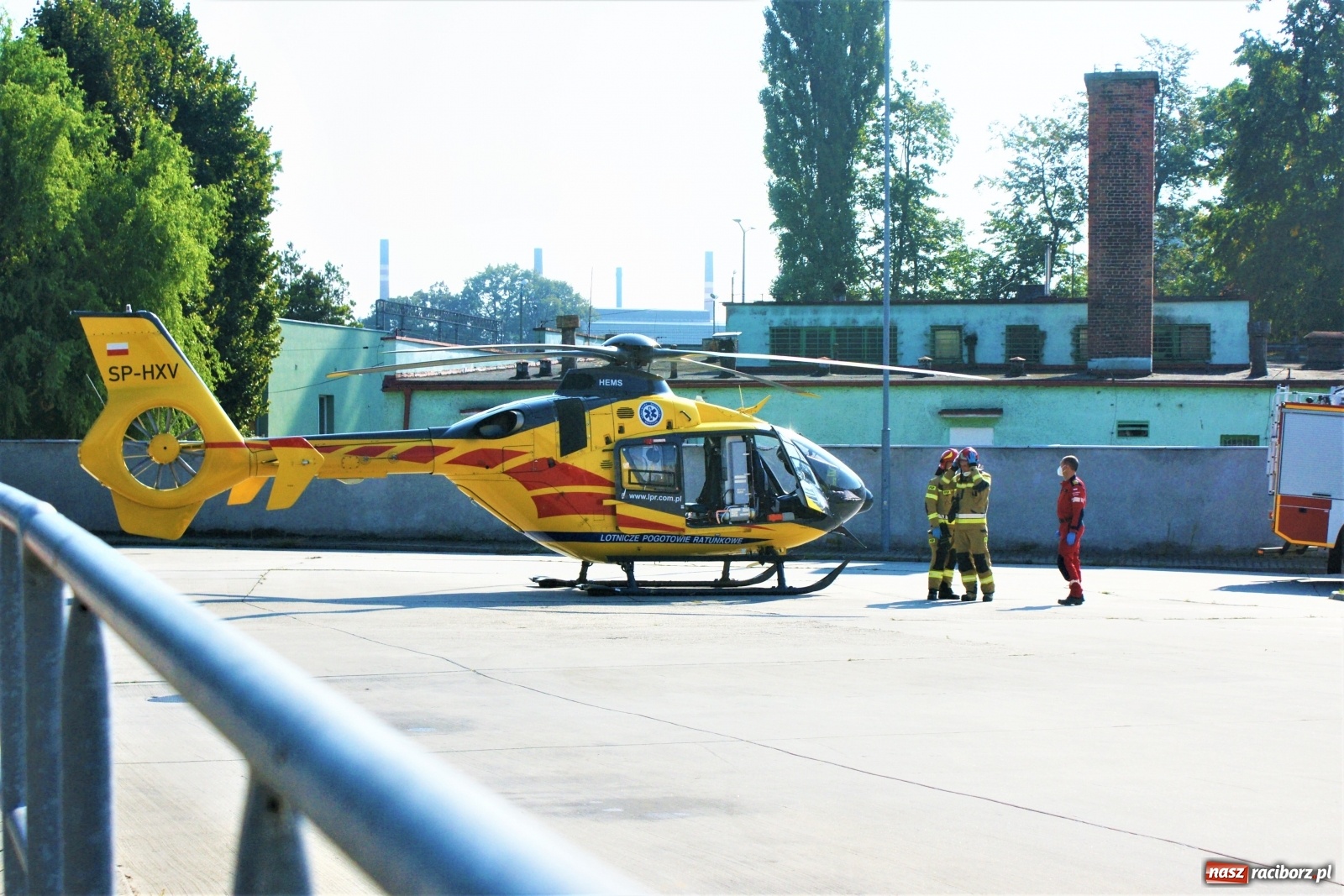 Zdjęcie w galerii na portalu naszraciborz.pl: Strażacka akcja w Kauflandzie. Wezwano Lotnicze Pogotowie Ratunkowe [FOTO i WIDEO] wiadomości z regionu